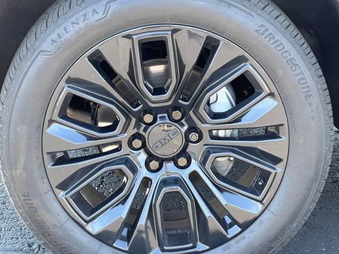 Used 2023 GMC Yukon AT4 w/ AT4 Premium Package AWD/4WD image 9