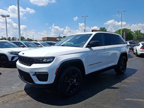 Used 2023 Jeep Grand Cherokee Limited w/ Black Appearance Package AWD/4WD image 3