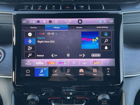 New 2025 Jeep Grand Cherokee L Limited w/ Black Appearance Package AWD/4WD image 4