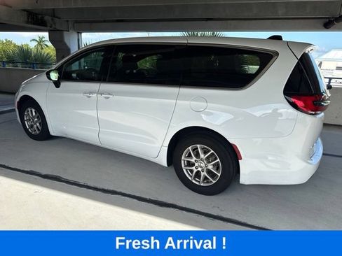 Used 2024 Chrysler Pacifica Touring FWD image 16