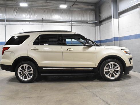 Used 2018 Ford Explorer XLT w/ Equipment Group 202A AWD/4WD image 29