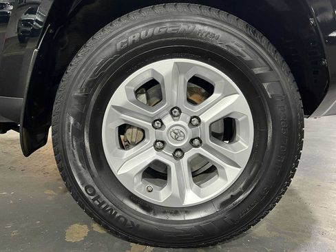 Used 2015 Toyota 4Runner SR5 AWD/4WD image 9