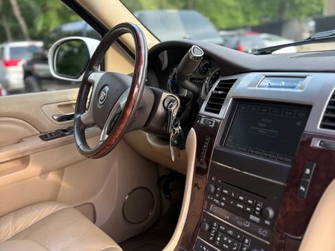 Used 2011 Cadillac Escalade Premium AWD/4WD image 28