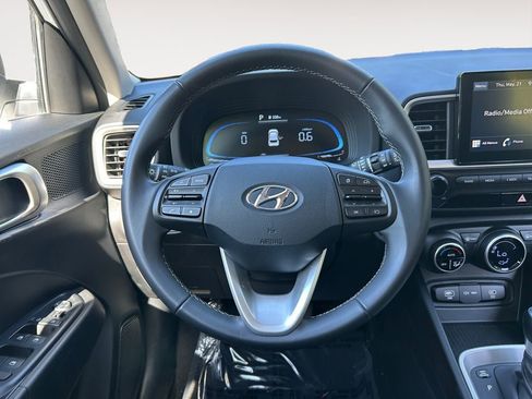 Used 2025 Hyundai Venue SEL FWD image 13