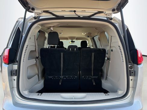 Used 2023 Chrysler Voyager LX FWD image 8