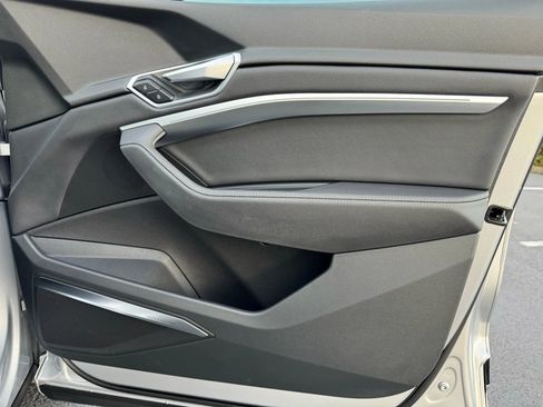 Used 2022 Audi e-tron Premium Plus w/ Premium Plus Package image 44