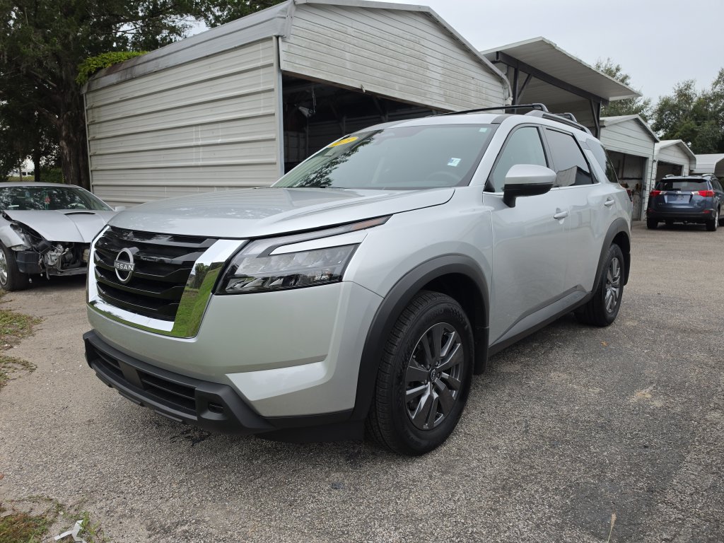 Used 2025 Nissan Pathfinder SV w/ SV Premium Package FWD image 9