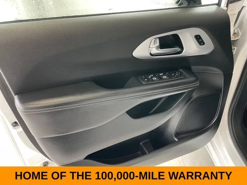 Used 2025 Chrysler Pacifica Limited FWD image 11