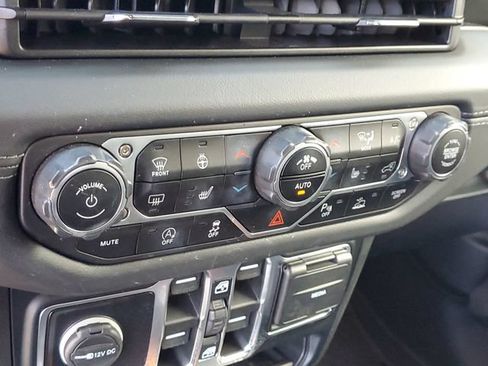 Used 2024 Jeep Wrangler Unlimited Sahara w/ Technology Group AWD/4WD image 17