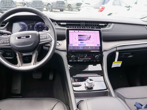 New 2025 Jeep Grand Cherokee Limited w/ Black Appearance Package AWD/4WD image 16