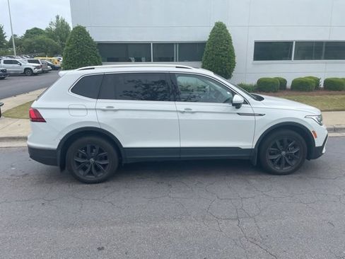 Certified 2024 Volkswagen Tiguan SE w/ Panoramic Sunroof Package FWD image 11