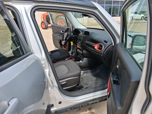 Used 2015 Jeep Renegade Trailhawk AWD/4WD image 13