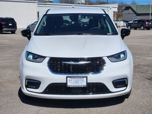 Used 2024 Chrysler Pacifica Touring-L FWD image 2
