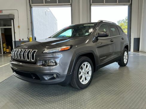 Used 2016 Jeep Cherokee Latitude w/ Comfort/Convenience Group FWD image 2