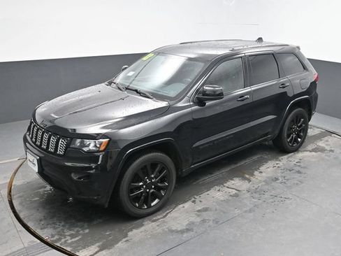 Used 2018 Jeep Grand Cherokee Altitude AWD/4WD image 24