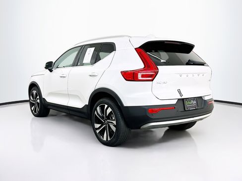 Used 2025 Volvo XC40 B5 Plus image 5