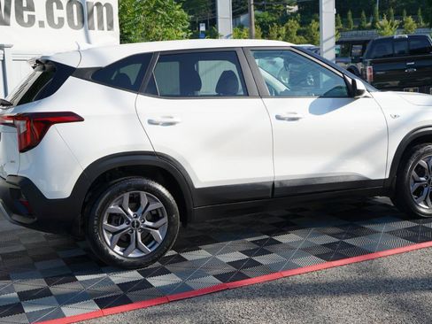 Used 2024 Kia Seltos LX AWD/4WD image 11
