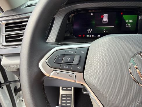 Used 2025 Volkswagen Atlas Peak Edition SE AWD/4WD image 19