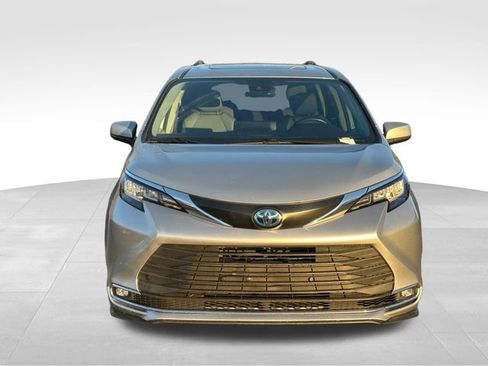 Used 2023 Toyota Sienna XLE image 8