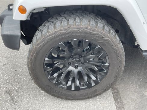 Used 2017 Jeep Wrangler Unlimited Sahara w/ Max Tow Package image 11