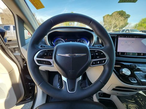 Certified 2023 Chrysler Pacifica Touring-L image 11