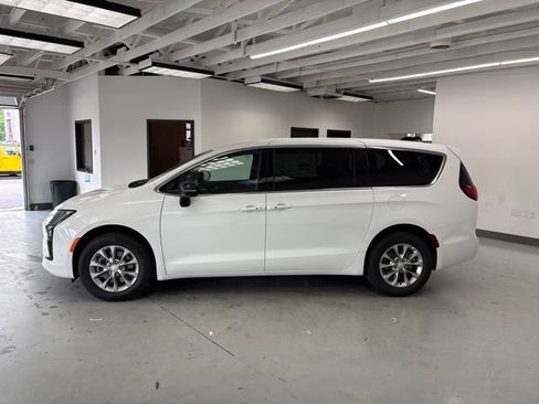 New 2027 Chrysler Pacifica Select AWD/4WD image 4