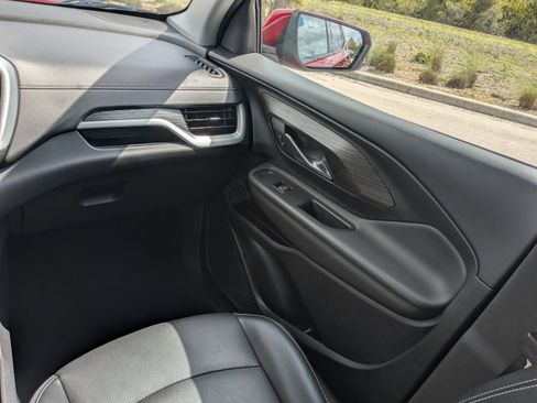 Used 2023 GMC Terrain SLT image 19