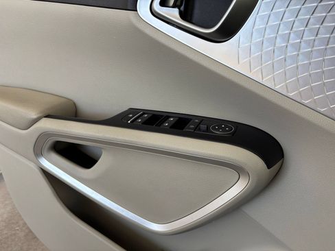 Used 2025 Kia Soul LX w/ LX Technology Package FWD image 18