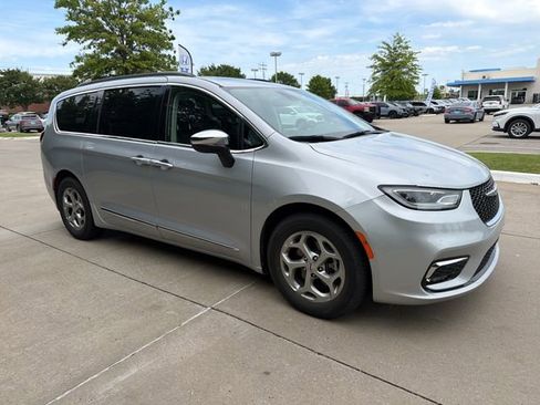 Used 2023 Chrysler Pacifica Limited FWD image 7