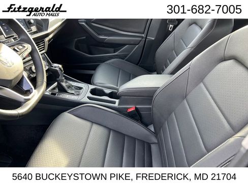 Used 2024 Volkswagen Jetta SE image 9