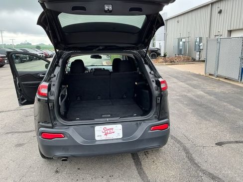 Used 2016 Jeep Cherokee Latitude w/ Cold Weather Group FWD image 12