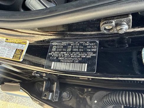 Used 2023 Hyundai Venue SEL FWD image 28