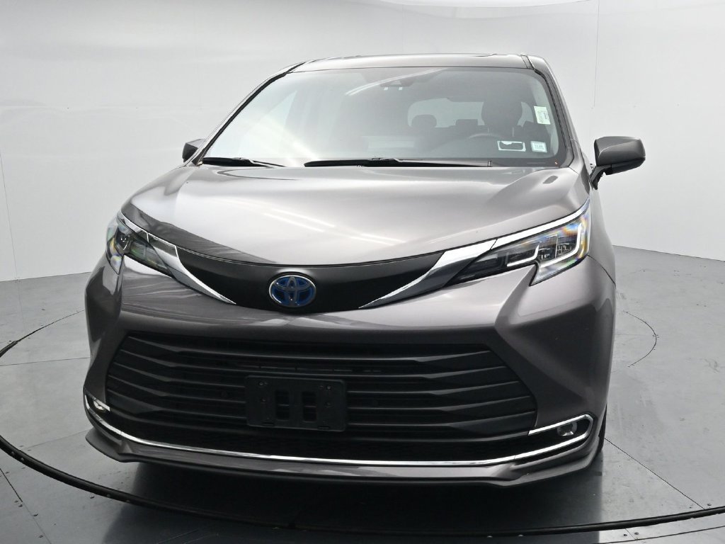 Used 2023 Toyota Sienna XLE w/ XLE Plus Package AWD/4WD image 3
