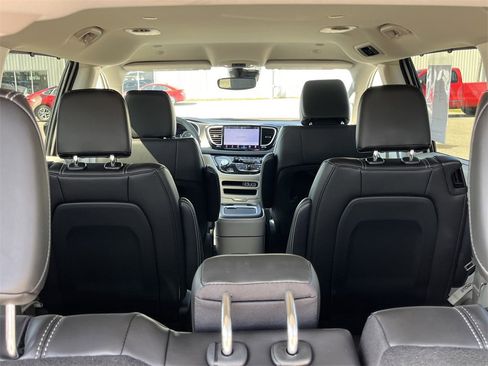 Used 2024 Chrysler Pacifica Touring-L image 11