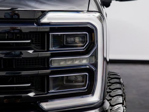 Used 2025 Ford F250 Platinum w/ FX4 Off-Road Package AWD/4WD image 5