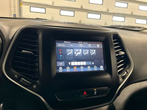 Used 2021 Jeep Cherokee Latitude FWD image 22