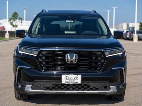 New 2025 Honda Pilot Touring image 2