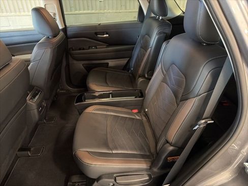 Certified 2025 Nissan Pathfinder Platinum image 11
