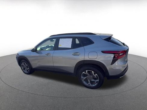 Used 2025 Chevrolet Trax LT FWD image 9