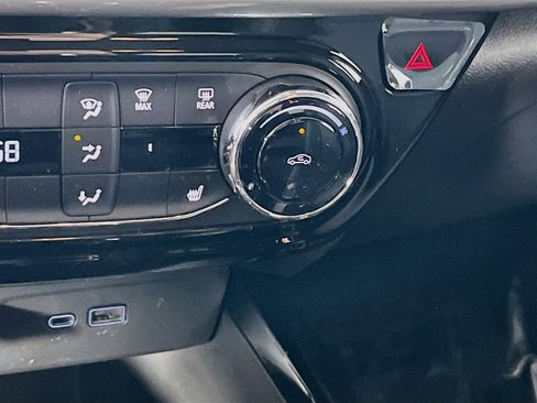 Used 2025 Chevrolet Trax LT w/ LT Convenience Package FWD image 19