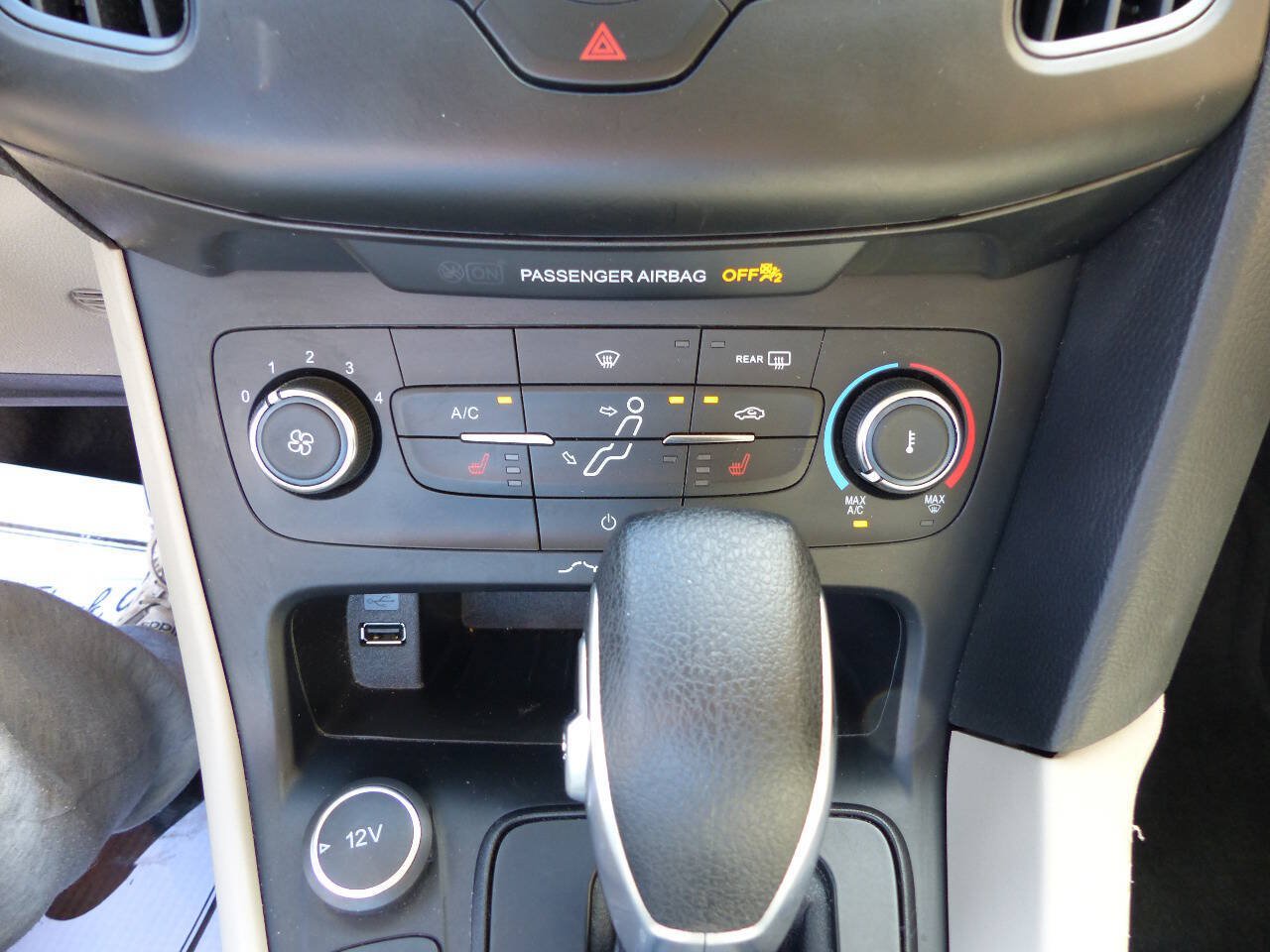 Used 2018 Ford Focus SE w/ Cold Weather Package FWD image 32