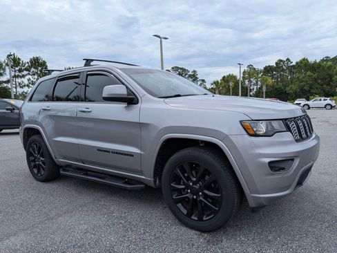 Used 2020 Jeep Grand Cherokee Altitude RWD image 2