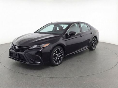Used 2023 Toyota Camry SE image 3