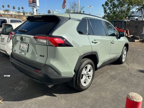 Used 2021 Toyota RAV4 XLE w/ Carpet Mat Package (TMS) FWD image 3