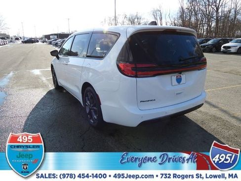 New 2026 Chrysler Pacifica Select image 3