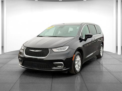 Used 2024 Chrysler Pacifica Touring-L image 3