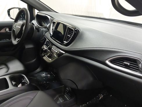 New 2026 Chrysler Pacifica Select image 29