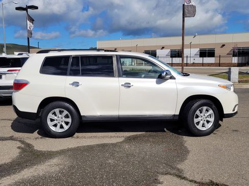 Used 2012 Toyota Highlander FWD w/ Tech Pkg image 3