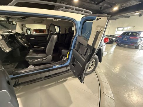 Used 2013 Toyota FJ Cruiser 4WD w/ Convenience Pkg image 32