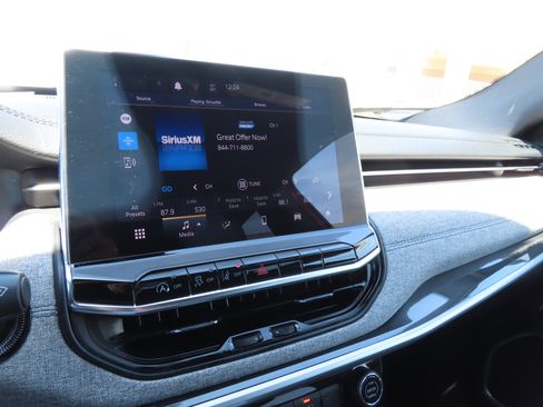 Used 2024 Jeep Compass Latitude image 23